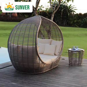 سرير استلقاء خارجي قابل للطي بتصميم عصري من الراتان السميك مع ظهر مجنح للاستخدام في الفيلات وحمامات السباحة - Product Image 1