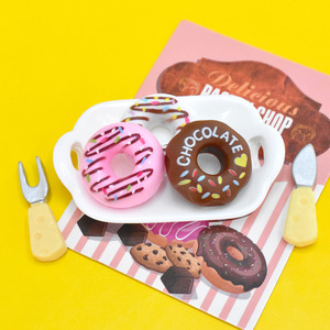 Jouets alimentaires en résine DIY, série de beignets à l'art latte avec lettres colorées - Product Image 2