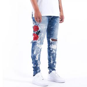 Jean skinny extensible déchiré bleu pour homme avec broderie rose, fermeture éclair à la cheville et effet éclaboussures de peinture - Product Image 3