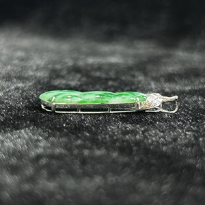 Colgante de Jadeíta Birmana Natural de Grado A con Patrones Florales Flotantes, Textura Helada y Glutinosa, Engastado en Oro Blanco de 18k. - Product Image 4