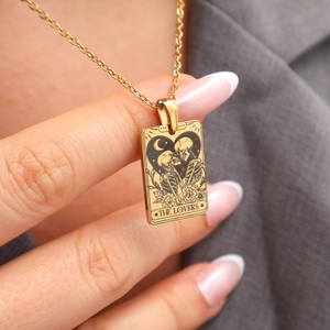 Acero inoxidable personalizado Los Amantes esqueleto tarot tarjeta collar 18K chapado en oro, plata y oro rosa-resistente al agua - Product Image 3