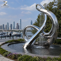 Fontaine sculpturale en acier inoxydable poli miroir, ruban d'eau abstrait pour la décoration extérieure des places publiques, des hôtels et des jardins