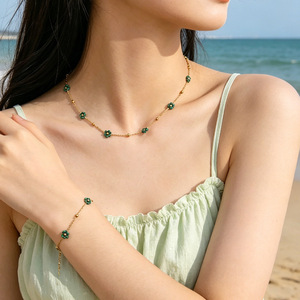 Collier chaîne en acier inoxydable plaqué or coloré avec breloques fleurs en <span class=keywords><strong>pierre</strong></span> <span class=keywords><strong>naturelle</strong></span>, ras-de-cou délicat et ajustable pour femme - Product Image 2