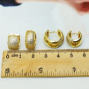 Pendientes de Aro Huggie Chapados en Oro para Mujer, con Cristales de Imitación y Micro Pavé, Joyería de Aleación, Estilo Fiesta, de Moda - Product Image 6