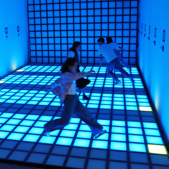 2025 New Flyger Super Grid Jumping Game Multiplayer Interactive Projection Jump Grid Activate Games 30x30cm LED Floor Tile