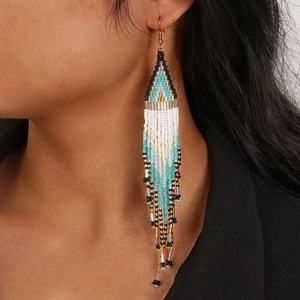 Boucles d'oreilles à pampilles en perles de riz tissées à la main, style ethnique d'Asie occidentale, design de niche européen américain, personnalisées et fraîches - Product Image 4