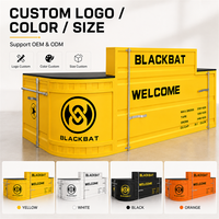 Fabricant fournissant un comptoir de réception de style conteneur industriel avec éclairage LED et aspect métallique jaune pour hôtel