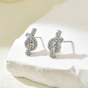 Meilleurs cadeaux d'anniversaire à la mode pour les femmes Boucles d'oreilles luxueuses mignonnes en cuivre avec nœud torsadé Boucles d'oreilles géométriques en zircon Bijoux personnalisés - Product Image 5