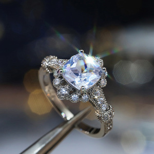 Anello di Fidanzamento da Donna con Zirconia Cubica a Quattro Punte, Gioiello Semplice ed Elegante per Proposta di Matrimonio - Product Image 2