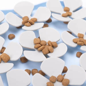 Assiette à friandises en forme de pétale de fleur pour animaux de compagnie, mangeoire lente en silicone écologique pour petits animaux, tapis à lécher pour chien, tapis alimentaire antidérapant, tapis pour animaux de compagnie - Product Image 3