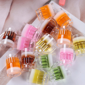 Miniature de chopes à bière en résine rouge vif, échelle 1:12, accessoire de bijouterie DIY pour décoration de coque de téléphone ou porte-clés - Product Image 3