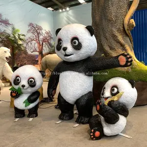 Panda de fourrure d'animaux animatroniques réalistes artificiels à l'entrée du centre commercial