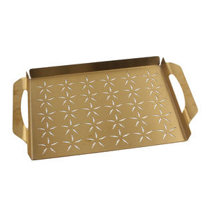 Plateau rectangulaire en métal doré antique avec poignées - Plateau de service décoratif moderne et écologique, passe au lave-vaisselle - Product Image 3