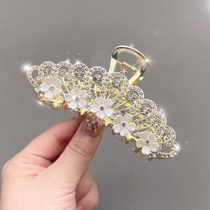 Nouvelle mode couronne de <span class=keywords><strong>papillon</strong></span> avec des fleurs de perles <span class=keywords><strong>pince</strong></span> à cheveux Premium pour l'arrière de la tête <span class=keywords><strong>coiffure</strong></span> <span class=keywords><strong>pince</strong></span> à requin accessoire de cheveux élégant - Product Image 2