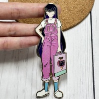 Épinglette en émail dur plaqué argent avec motif de personnage de dessin animé personnalisé, à la texture métallique brillante, pour collection