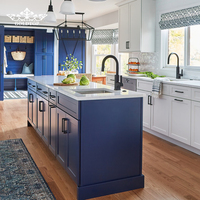 Meuble de cuisine Goldtop sur mesure RTA, style moderne et transitoire, bicolore blanc brillant et bleu marine, avec solution îlot Shaker