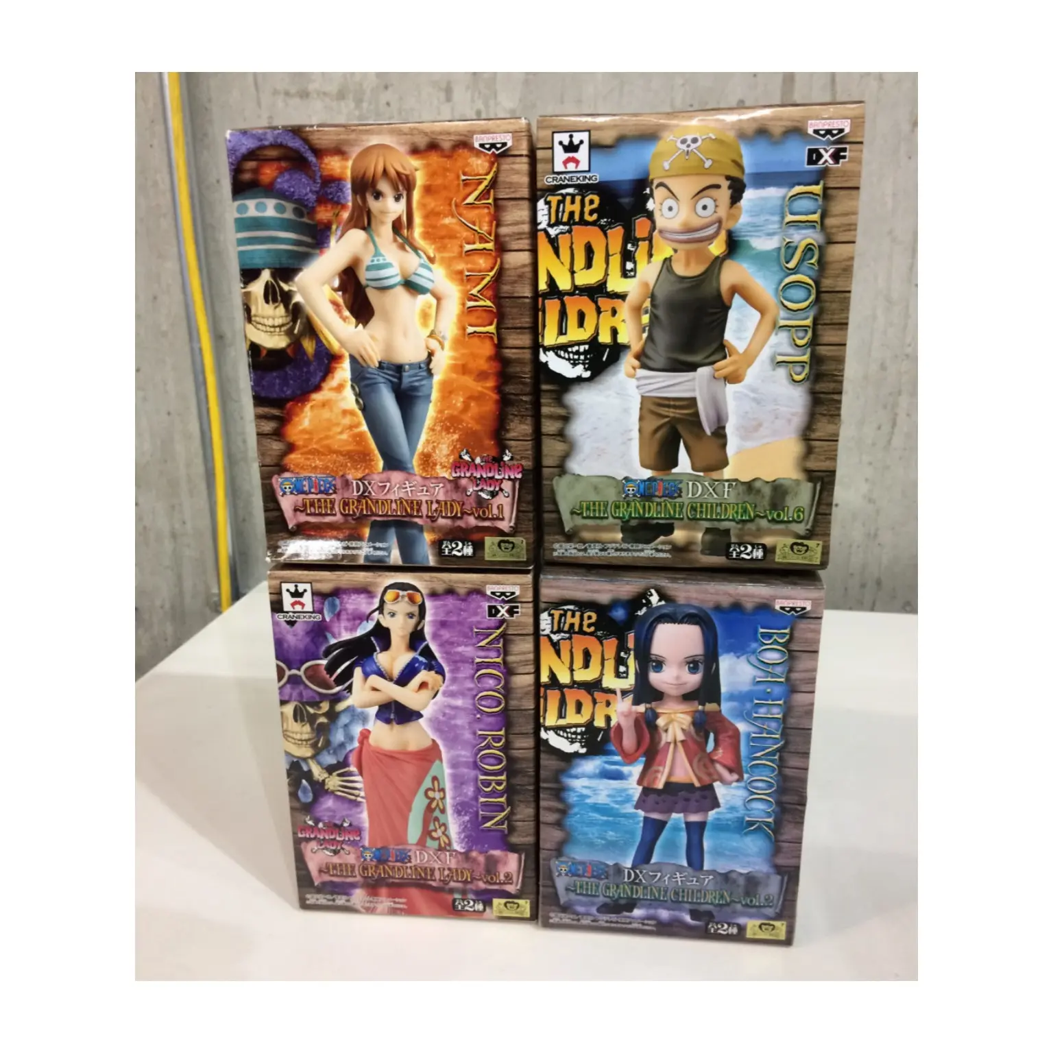 人気の高い日本アニメPVCフィギュアを賞品として箱入りで販売