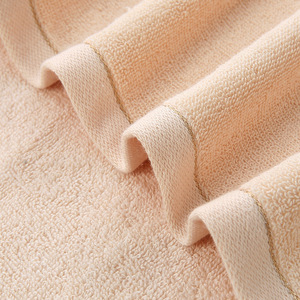 Toalla de Baño Kim Ryan de Algodón Puro 70x140cm Beige con Bordado de Hilo Dorado, Envío Directo Disponible - Product Image 1