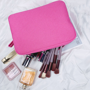Bolsa de Maquillaje de Moda con Diseño de Waffle, Personalizable, con Cierre, para Regalo, con Logotipo Bordado, Blanca - Product Image 5