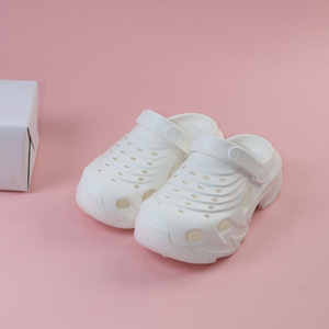 Sandalias Crocs blancas de suela gruesa antideslizantes con punta cerrada para hombres y mujeres, sandalias planas con tacón de 3cm para uso en exteriores y playa - Product Image 1