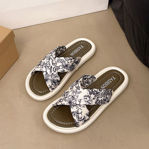 Pantuflas de gamuza suave de alta gama, aptas para uso en interiores y exteriores, pantuflas de invierno para mujer, cómodas y afelpadas, con función antideslizante. - Product Image 2