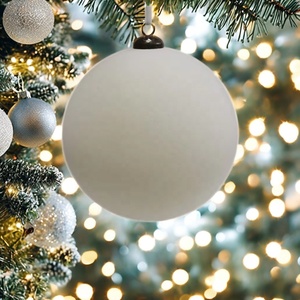 Sfera Natalizia Floccata in Velluto Bianco da 15 cm, Ornamento per Feste e Decorazione per Albero di Natale - Product Image 2