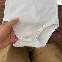 Individuelles Logo Kurzarm-Babybody Unisex Bio-Baumwolle Umschlagkragen Gestreifter Baby-Strampler Neugeborenen-Kleidung