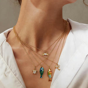 Collier superposé tendance plaqué or, pendentif animal thème océan, design poisson tropical, pour usage quotidien - Product Image 1