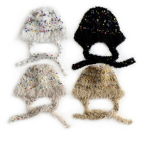 Bonnets d'hiver douillets et colorés avec logo personnalisé, en tricot duveteux et mélange de couleurs, avec cache-oreilles en peluche et détails en fil coloré pour l'extérieur