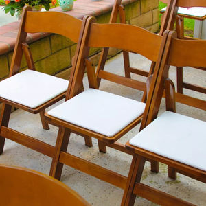 Chaise pliante en bois naturel Wimbledon bon marché pour événement de mariage en plein air - Product Image 2