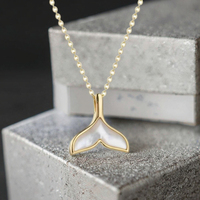 Collier tendance pour femme plaqué or 18 carats avec pendentif queue de dauphin et chaîne à maillons, idéal pour les anniversaires et le quotidien