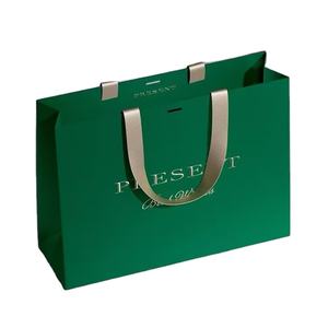 Muestra gratuita personalizada de lujo estampado en caliente logo Zapatos Ropa embalaje papel bolsa de perfume joyería bolsas de regalo de Navidad - Product Image 4