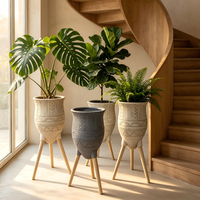 Jardinière surélevée moderne en fibre de verre avec pieds, motif géométrique en relief, pour patio, jardin, balcon