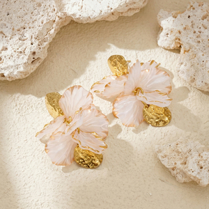 Boucles d'oreilles pendantes florales Mchic 5999 en résine élégante à pétales, plaquées or, en acier inoxydable, 51 mm, bijoux pour femmes - Product Image 5