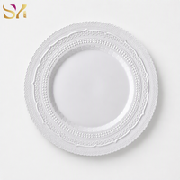 Assiettes de présentation en céramique blanche en gros, 13 pouces, forme irrégulière festonnée, en porcelaine mate ondulée moderne pour la décoration de table de mariage