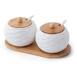 고품질 2 세트 화이트 라운드 웨이브 도자기 향신료 항아리 숟가락과 대나무 트레이 주방
