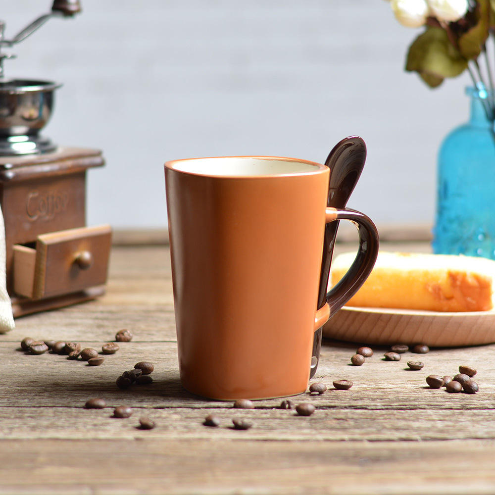 สีน้ำตาลอ่อนพร้อมช้อน