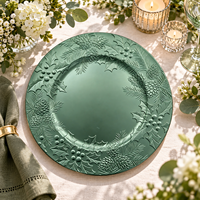 Assiettes de présentation 13 pouces en plastique texturé vert gaufré motif pomme de pin et houx, durables, de luxe, modernes, pour la décoration de table de fête