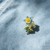 Broche personnalisée en métal émaillé en forme de fleur de Columbine pour sacs et vêtements
