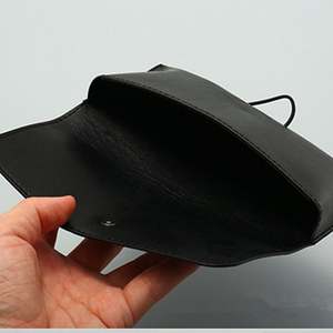 Étui à lunettes souple en cuir PU noir et gris unisexe personnalisé avec logo et cordon - Product Image 3