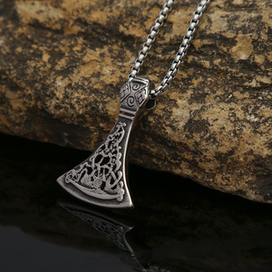 Yunnique – collier avec pendentif hache en acier inoxydable pour hommes, chaîne de 60cm, bijoux cadeau, style Viking, breloque à motifs - Product Image 2
