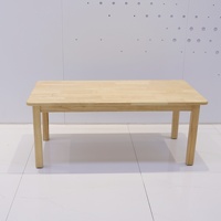 Ensemble de meubles écologiques en bois massif de couleur bois naturel pour la sécurité des enfants en âge préscolaire, tables et chaises de maternelle