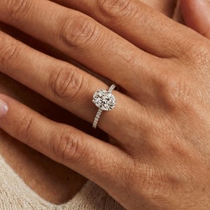 Anillo de Compromiso y Matrimonio Dylam con Diseño Personalizado, Plata Fina S925, Banda de Eternidad, Forma Ovalada, Piedra Moissanita D VVS1 - Product Image 3