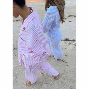 Collezione Autunnale Pigiama Set All'Ingrosso con Logo Personalizzato a Maniche Lunghe Ricamato Abbigliamento da Casa in Seersucker a Righe con Vita Elasticizzata e Cuori - Product Image 6
