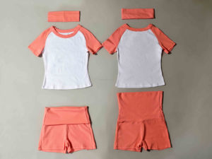 Completo Loungewear Estivo da Donna in Cotone Jersey Personalizzabile con Logo, Top a Maniche Raglan e Pantaloncini con Vita Pieghevole, Private Label - Product Image 3