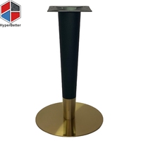 Grande table carrée d'extérieur en marbre naturel avec base dorée et noire