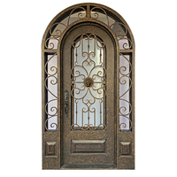 Puerta de Entrada Moderna Antirrobo de Hierro Forjado con Arco Completo, Patrón de Espiral Rojo y Vidrio Lateral para Exteriores de Villa