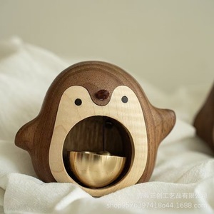 Timbre de puerta de pingüino de madera maciza, colgante decorativo, campana de entrada magnética, diseño minimalista, fácil instalación, para colgar en la puerta principal - Product Image 1