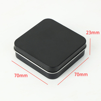 Boîte/étui/caisse carrée en fer blanc 70x70x23mm blanc/noir mat/rose avec charnière pour préservatifs ou chocolats – Vente en gros