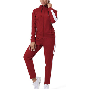 Ensemble de vêtements de détente minimalistes pour femmes dans des tons neutres avec un haut ample et un pantalon de jogging pour un confort quotidien, des entraînements et un style simple - Product Image 1